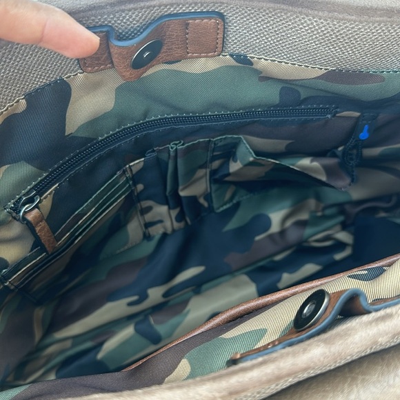 New AUTHENTIC GUESS Mens Leather Messenger/Canvas Travel Bag Camo - Picture 11 of 13